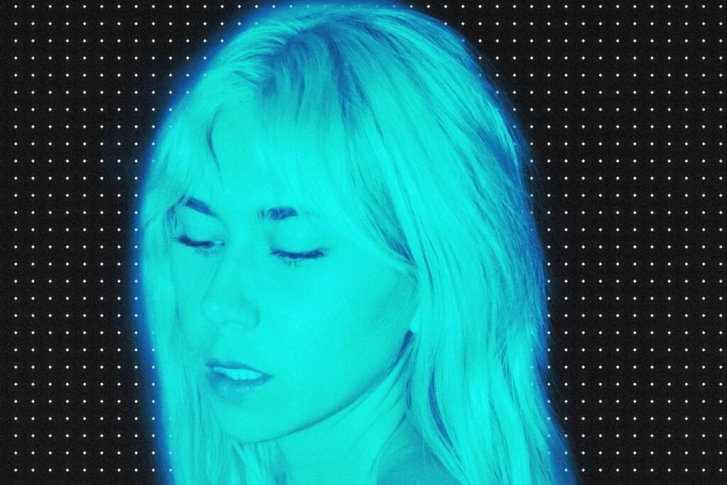 Courtney Farren's I Must Like It - A Raw Dive into the Intricacies of Self-Reflection
