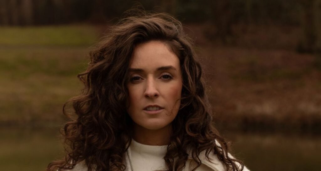 Pillow: débora's Ethereal Ode To Loss And Solace