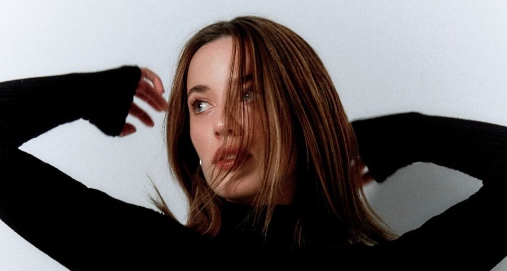 Tunnel Vision by Dee Holt: A Pulsating Ode to Crush-Induced Delirium